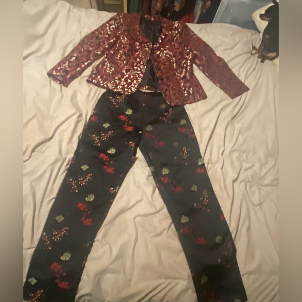 Beautiful tweed blazer with satin like pants!!! An outffit ready to wear